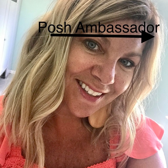 Meet your Posher, Ellen - Picture 1 of 5